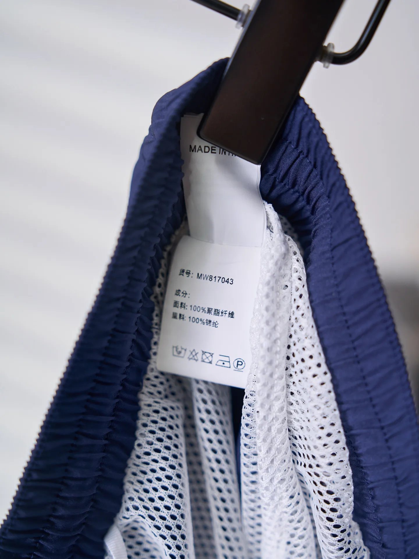 [Real auction] Brunello Cucinelli/BC ￼ Embroidered solid color beach shorts [In Stock] S M L XL Fabric selection: Made of 80D fine denier polyester plain weave, the fabric surface is smooth and wrinkle-free, with anti-wrinkle and anti-tear properties, and it will not be easily deformed after repeated washing. The fabric has undergone hydrophilic treatment and has a very low moisture regain rate. It can be quickly dried after getting wet, eliminating the sticky feeling. Mesh lining: Made of high-elastic nylon mesh, the honeycomb hollow structure greatly improves air circulation efficiency, which can not only avoid light leakage, but also quickly discharge moisture from the body surface, keeping the body feeling fresh and not stuffy when exercising or sweating. Embroidery process: For the badge embroidery on the trouser legs, high-tenacity polyester-cotton embroidery thread is used to decorate the fabric with the precision routing of Tajima multi-head embroidery machine with up to 20 needles. The line density is uniform, there are no jumps or burrs on the edge of the pattern, the pattern details are clear and three-dimensional, and the degree of restoration is full. There are no excess threads on the back of the embroidery, which will not irritate the skin or irritate the legs, taking into account both aesthetics and wearing experience. Details: Velcro opening and closing patch pocket on the back side, double-line seam reinforcement on the edge of the bag, tight Velcro bite, taking into account practicality and simple style. Sewing details: The side seams and legs of the trouser body adopt double-thread overlocking + back and forth stitching process. The seam allowance is wrapped inside, and the edges are smooth and burr-free. The trouser legs are processed with double-needle stitching. They are not easy to come off or curl after washing, and they will still stay crisp after long-term wear.